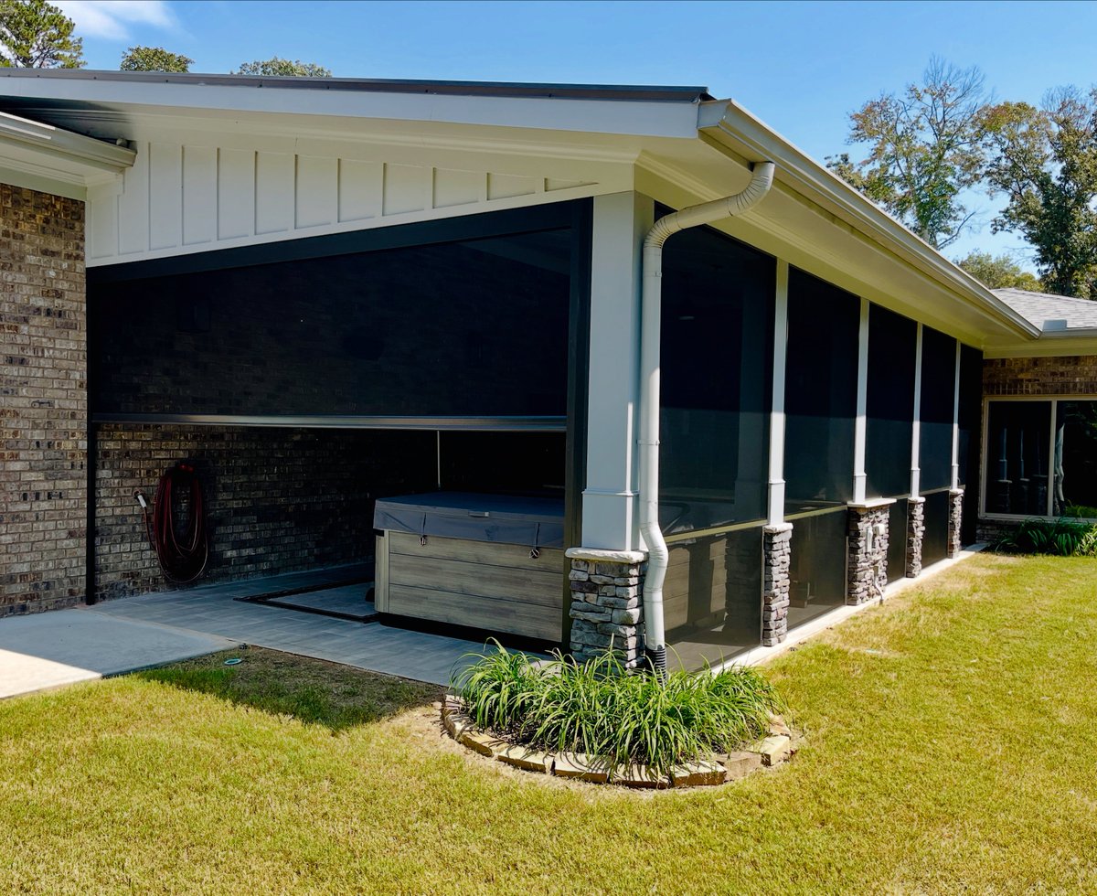 SMofGainesville's tweet image. We executed this porch with fixed screens all around—except for on the hot tub end. There we have a motorized roll down screen for versatility! Give us a call today for all the options we have for your outdoor space. #Screenmobile #ScreenmobileNEGA #screenporch