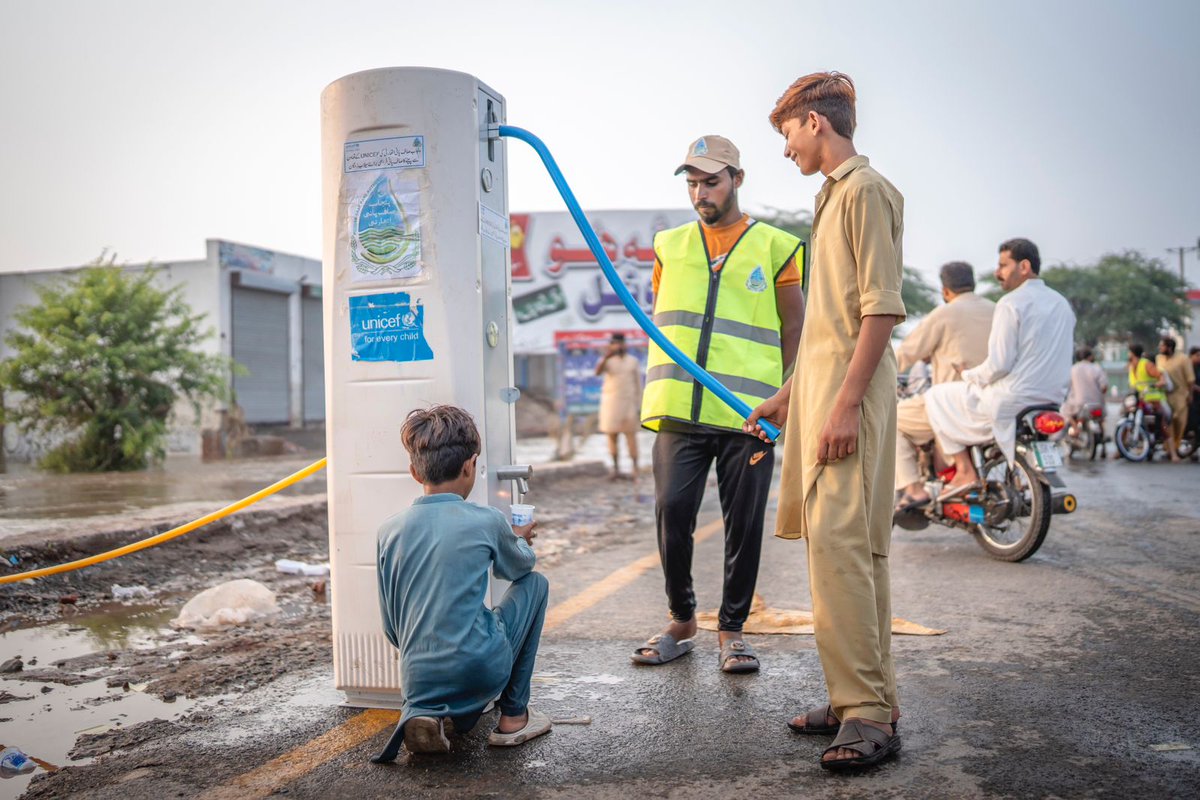 Born in the floods, this baby girl is still unnamed. Her parents, displaced &amp; struggling to rebuild, are among nearly 5M people affected &amp; 2.7M displaced in Punjab. As waters recede, <a href="/UNICEF/">UNICEF</a> &amp; partners are helping families recover with safe water, health care &amp; learning spaces.