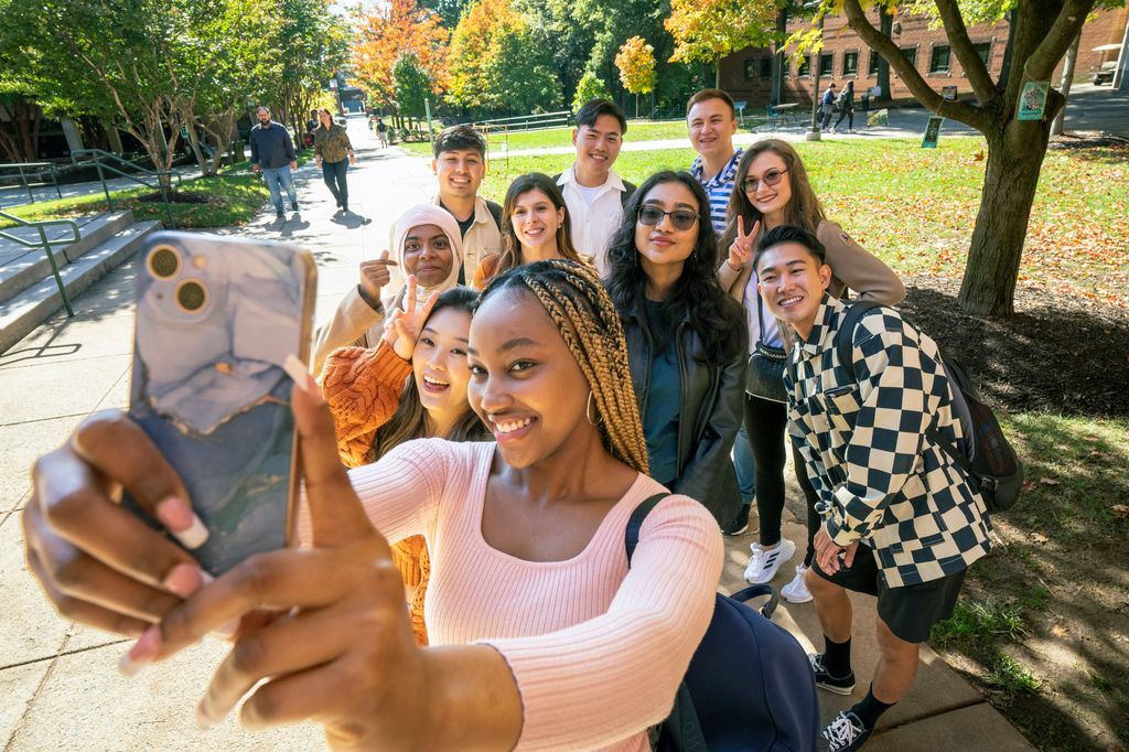 MasonPatriots's tweet image. Today we celebrate what truly shines from within 💫 Happy National Inner Beauty Day, Patriots! 💚 Get involved, make an impact, and let your inner light brighten our Mason community. ✨ 

#MasonNation #InnerBeautyDay #StudentInvolvement