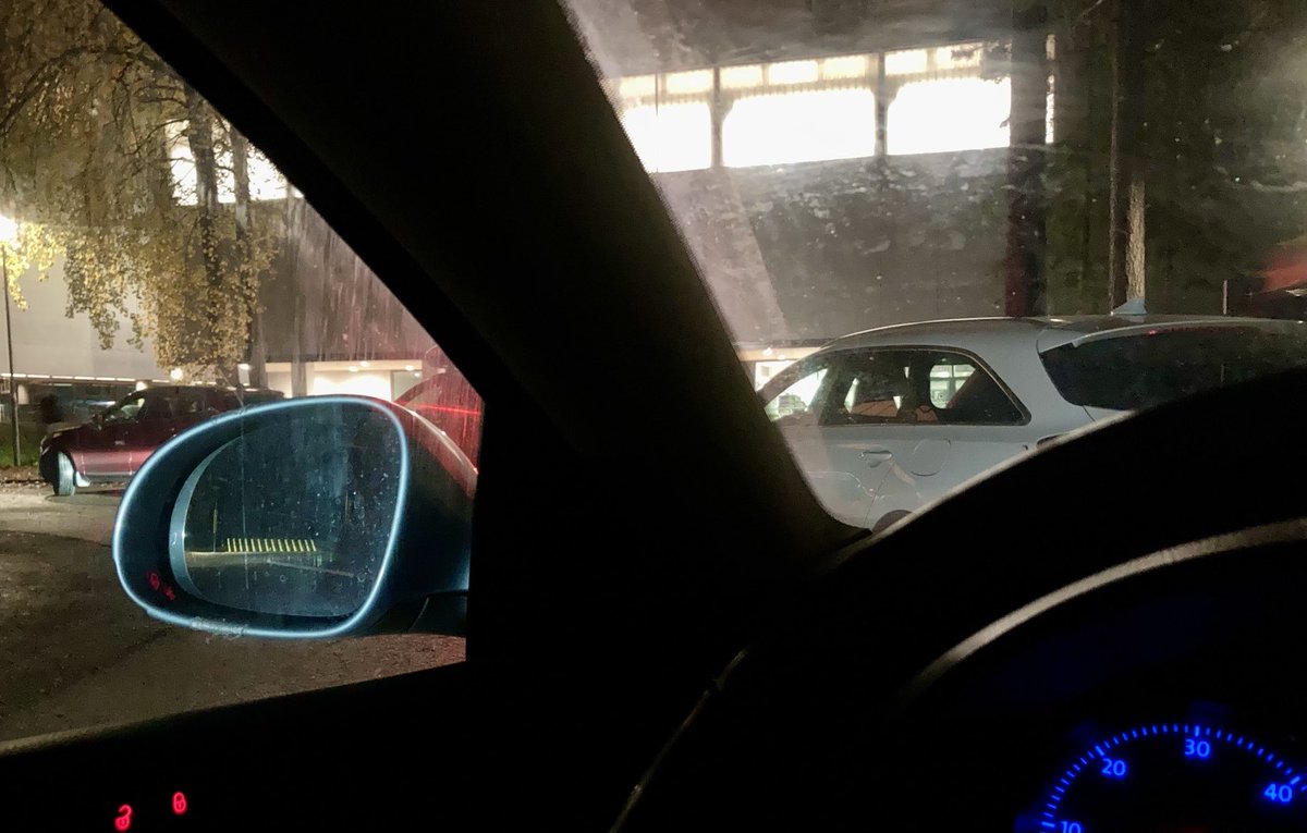 Pirkkolan urheilupuiston parkkipaikkaa pitäisi laajentaa, jotta vanhempien olisi helpompi hakea lapsiaan autolla treeneistä! Täysi mayhem kello 21.