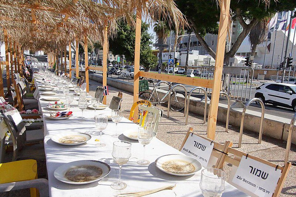 MichaelBiton4's tweet image. שנתיים חלפו, והלב עדיין לא שלם.
חטופים שעדיין בשבי, חללים שלא ישובו, פצועים בשיקום, ואלפי משפחות שחייהן נחצו לשניים.

אנחנו בשבוע קריטי לעסקת חטופים, עסקה שתביא את כולם הביתה, את החיים לשיקום, ואת המתים לקבורה.

זה הזמן להתפלל, לתמוך ולחזק כל מהלך שיביא אותם עכשיו.