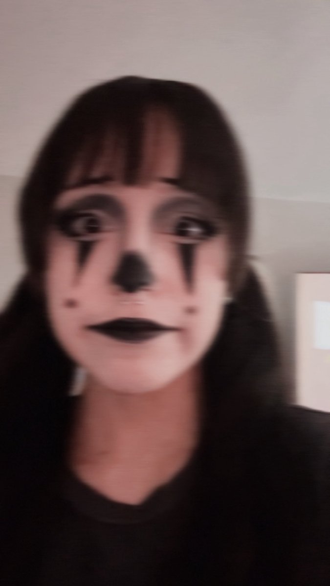 xkeroseneangelx's tweet image. idiot sad clown girl needs to get a job 💢