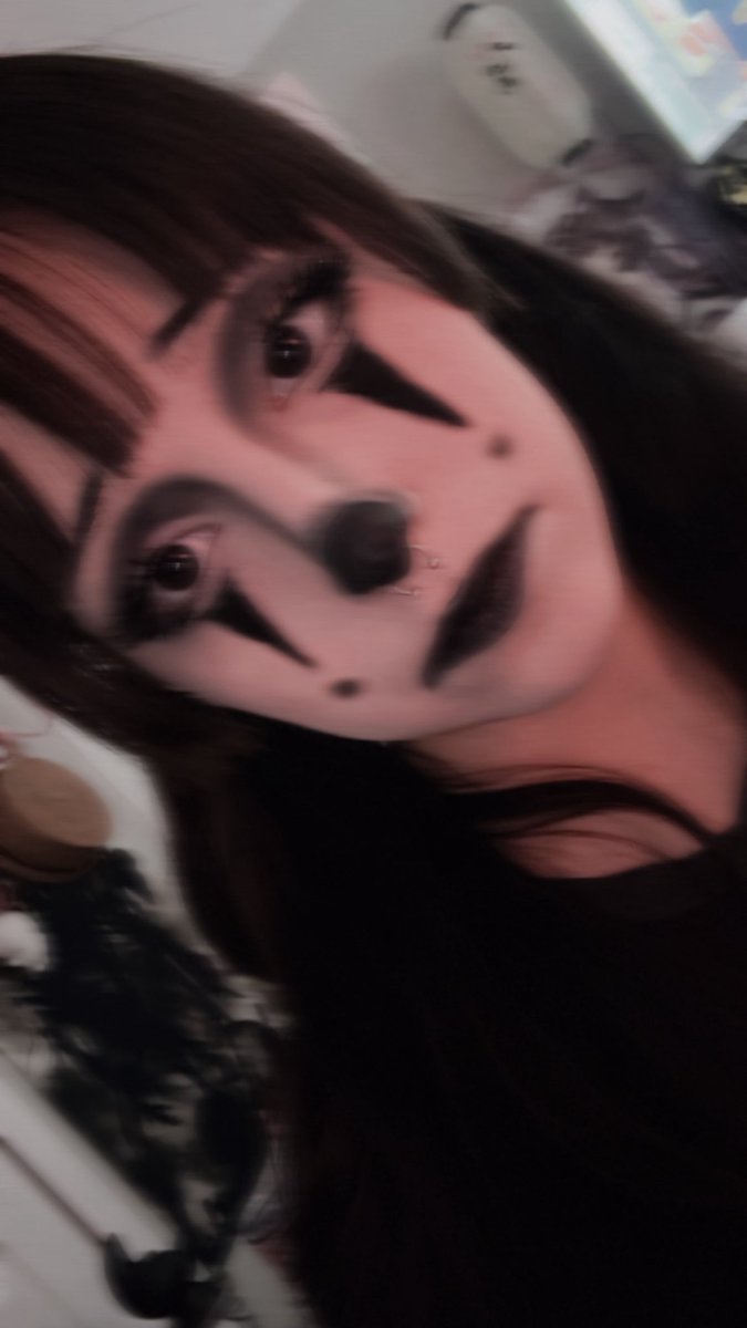 xkeroseneangelx's tweet image. idiot sad clown girl needs to get a job 💢