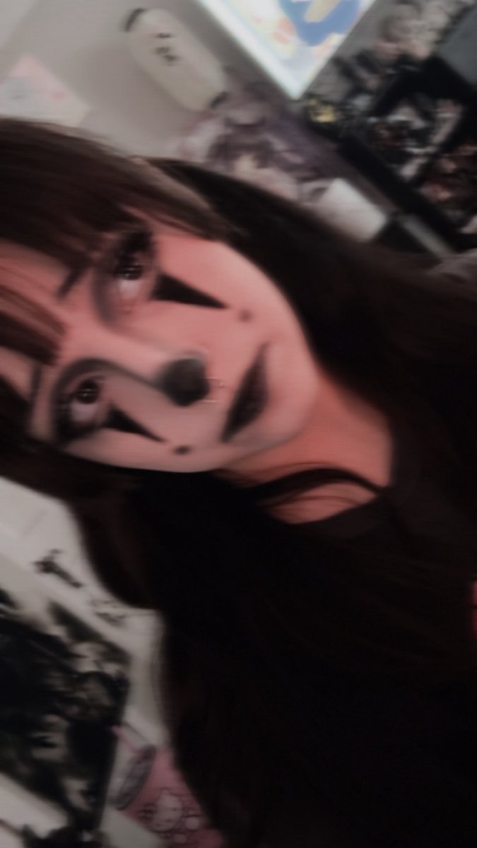 xkeroseneangelx's tweet image. idiot sad clown girl needs to get a job 💢