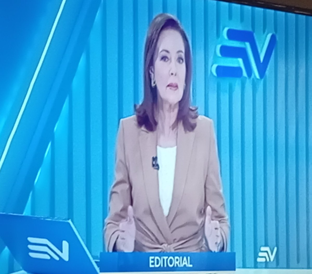 LACOLUMNADELP's tweet photo. @EcuavisaInforma #PRENSAMISERABLE... 
LLORANDO X EL  #ParoNacionalEcuador  Y LAS MILLONARIAS PÉRDIDAS ECONÓMICAS. AH PERO HDPS CUANDO NEGOCIOS HASTA KEBRARON X LAS 14 HORAS SIN LUZ DEBIDO AL VALE🥒UISMO D noVoa, MIENTRAS SE ALZABAN EL PAÍS CON PROGEN,  CUÁNTOS EDITORIALES DE LLANTO HICIERON? https://t.co/Njz2vjNY3f