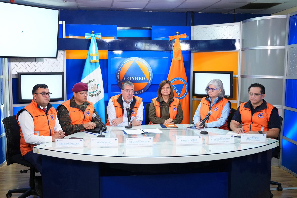 KarinHerreraVP's tweet photo. Desde el @GuatemalaGob, a través de la SE-CONRED y en coordinación con autoridades locales, estamos trabajando arduamente para asistir a la población en esta emergencia y reducir los riesgos de nuevas tragedias.

Pedimos a toda la población mantenerse atenta y seguir las recomendaciones de prevención y evacuación, para resguardar su seguridad.

Nos unimos en solidaridad con las familias que se han visto afectadas por las fuertes lluvias, gestionando las medidas de apoyo urgente para su protección.