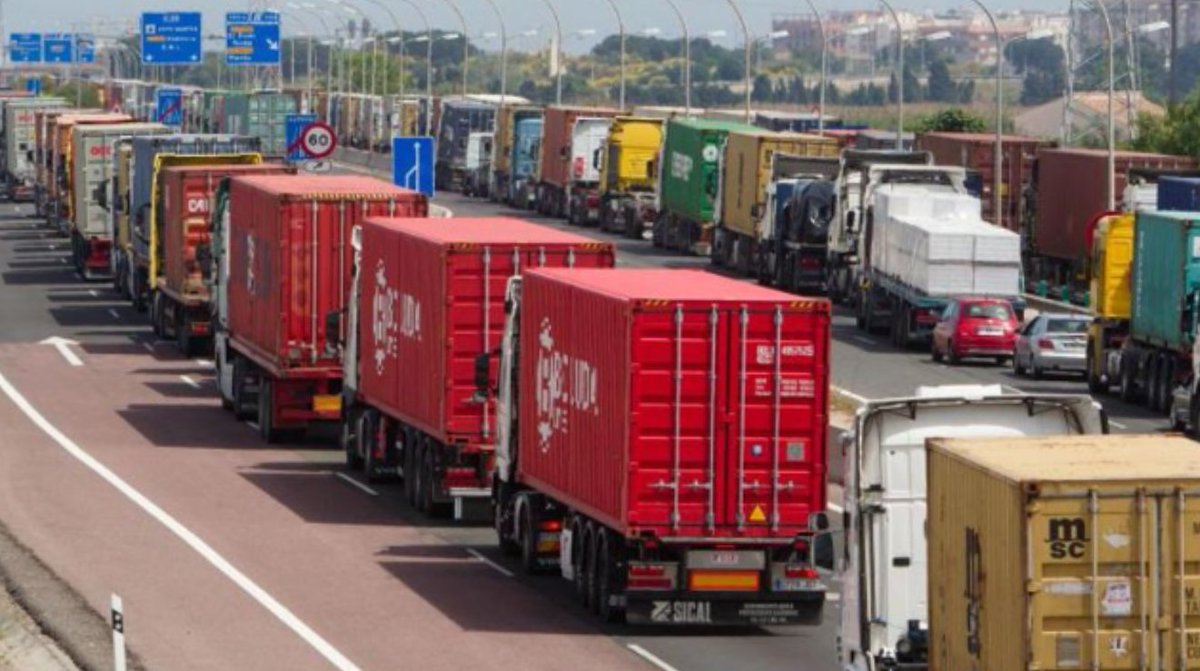 7⃣Va contra la movilidad sostenible doblar el número de camiones que pasarán por València, contaminar más, hacer nuevas carreteras, un túnel submarino, asfaltar nuevos espacios de huerta e invertir miles de millones en consolidar el modelo sucio y depredador que nos gobierna.⬇️