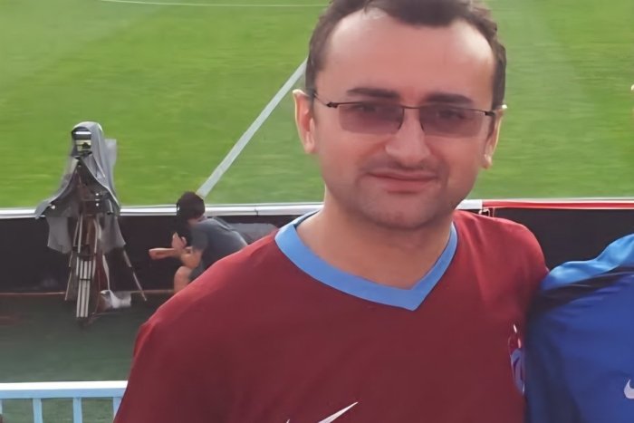 Tahliyesine bir gün kala cezaevinde vefat eden KHK’lı polis İzzet
Odabaşoğlu (47), bugün öğle
vaktinde defnedildi..

Rabbim,13 ve 6 yaşındaki
yetimlerini korusun..

Allah ailesine sabır versin
Mekanı cennet olsun..

Bu4İnsan Nerede