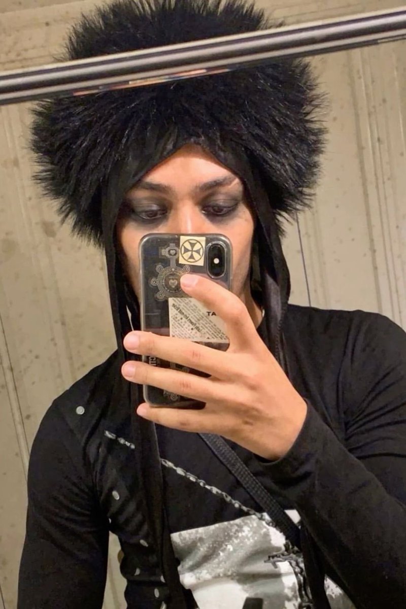 I’ve grown very fond of his mirror selfies