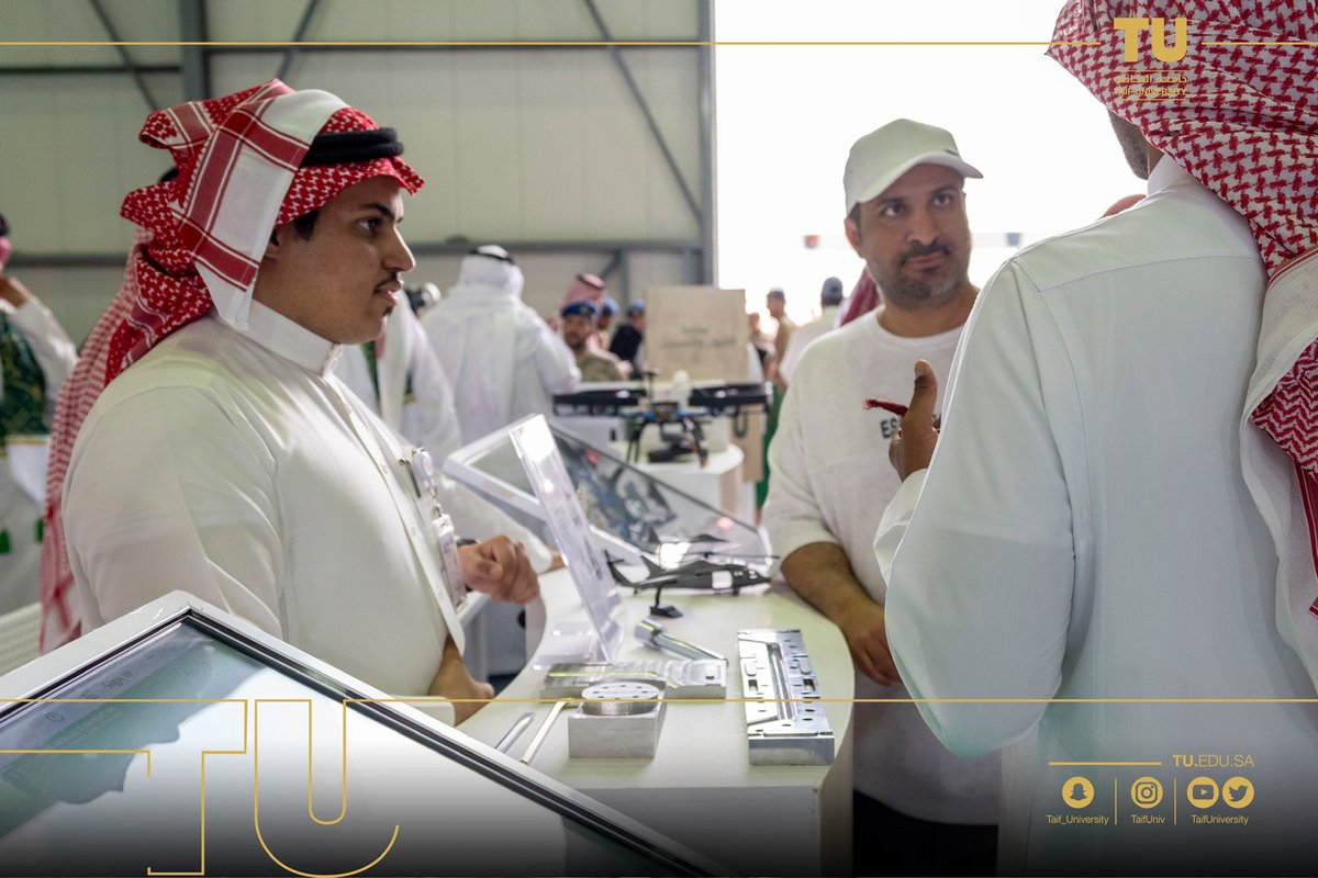 TaifUniversity's tweet photo. نيابةً عن سعادة رئيس #جامعة_الطائف أ.د. يوسف بن عبده عسيري؛ حضر سعادة وكيل الجامعة للدراسات العليا والبحث العلمي أ.د. خالد بن عبدالله السواط ، معرض الجامعة المشارك في قاعدة الملك فهد الجوية بمناسبة #اليوم_الوطني_السعودي95 بمشاركة كلية الهندسة وكلية الحاسبات وتقنية المعلومات وعمادة القبول والتسجيل ومركز تاريخ الطائف وإدارة العلاقات العامة والإعلام ، حيث جرى استعراض مشاريع وابتكارات طلابية تُجسّد روح الإبداع والانتماء الوطني. 

#جامعة_الطائف.. حيث تُصنع الأحلام وتتحقق الطموحات.
