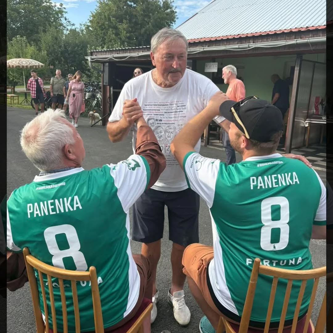 Many of us here have no idea how Panenka penalty was invented and who is behind it's invention.
The old man who's standing is called Antonin Panenka. He is the father of Panenka penalty. The first person to kick penalty. 
Check the video in the reply 👇