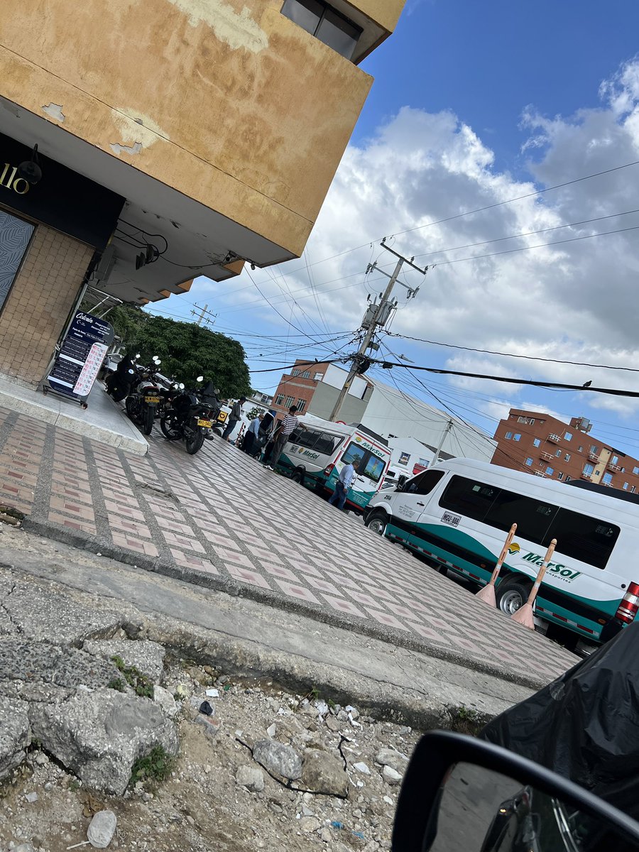 adriselman's tweet photo. Los reyes del mundo ! Y nadie hace nada ! @alcaldiabquilla @TransitoBaq https://t.co/6aZcgKMfAs