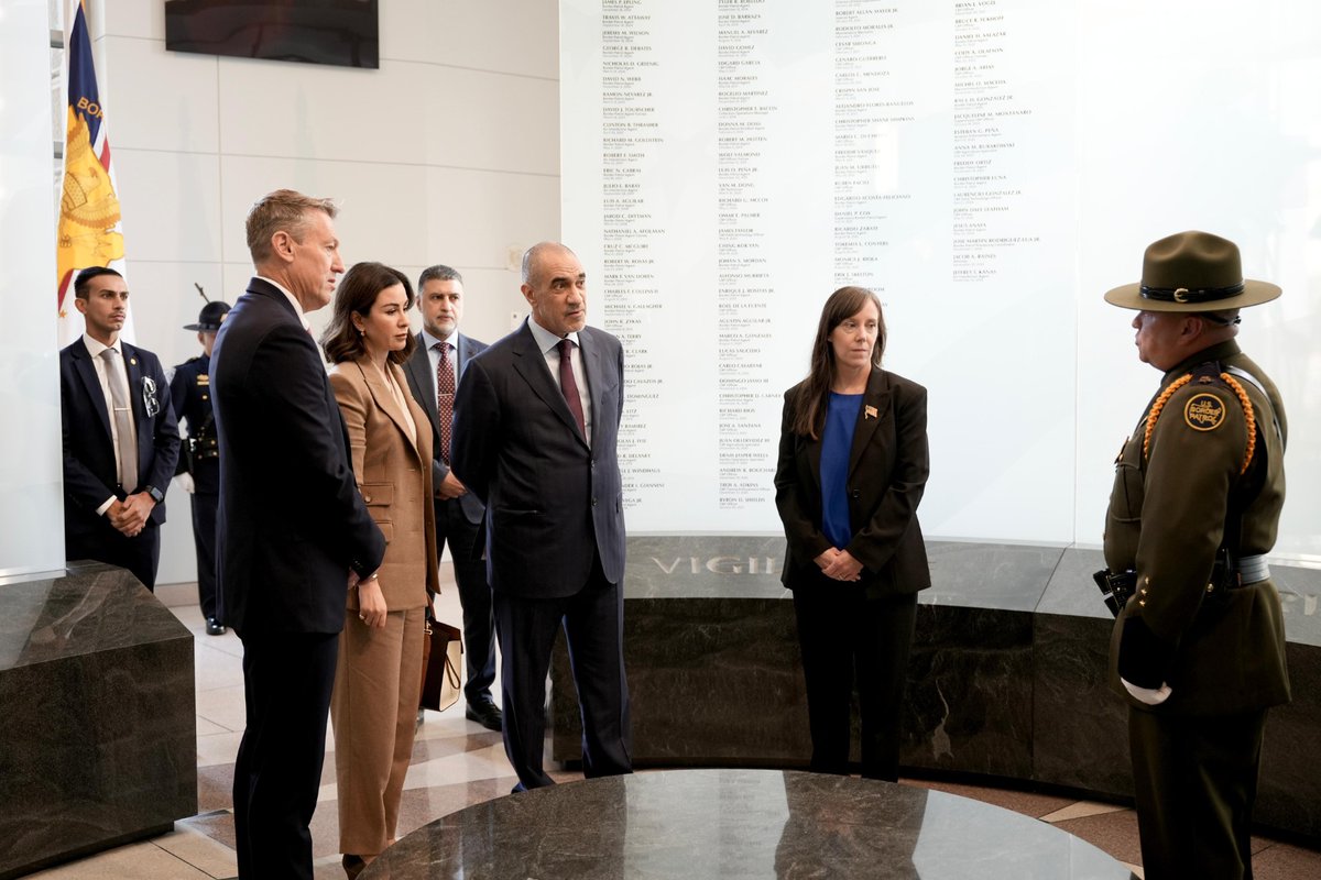 النائب الأول لرئيس مجلس الوزراء ووزير الداخلية الشيخ فهد يوسف سعود الصباح يجتمع مع مفوض هيئة الجمارك الأمريكية رودني سكوت ويشهد توقيع اتفاقية لتعزيز التعاون في العمل الجمركي وأمن المنافذ

- بحثا تنظيم برامج تدريبية مشتركة لتأهيل الكوادر الوطنية والاستفادة من الأنظمة الذكية لتعزيز