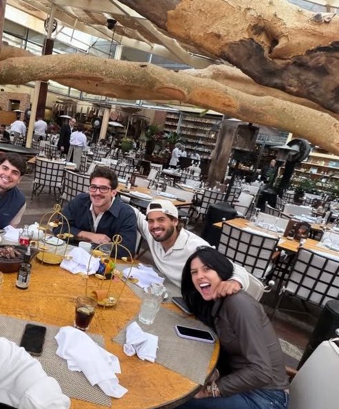 a ana almoçando com o ze felipe e com o joão guilherme meu deusssss