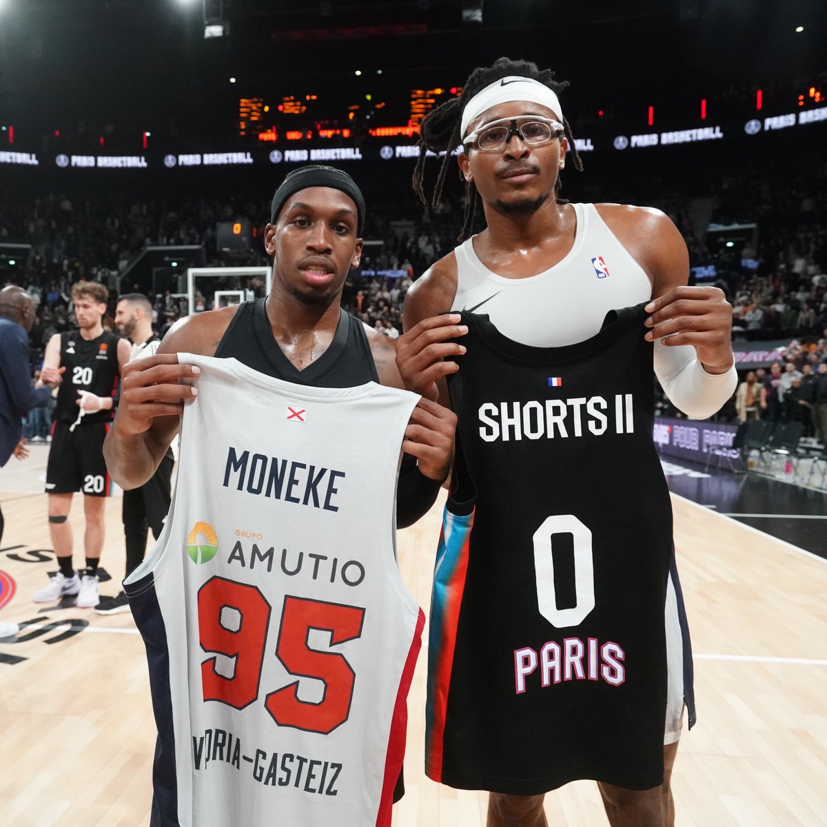 EurohoopsTR's tweet photo. 🤔 "TJ için o kadar parayı niye harcadılar, sırf başkası almasın diye mi?"

🎙️ Chima Moneke, en yakın arkadaşı TJ Shorts'un Panathinaikos'a uyumu hakkında:

"Korkum şu ki TJ, kendine Panathinaikos ilk beşinde yer bulamayabilir. O zaman TJ için bu kadar parayı niye harcadılar, sırf Olympiakos veya başkası almasın diye mi?

TJ, ilk beşte olması gereken bir oyun kurucu. O bir oyun kurucu, topsuz oyunda fark yaratacak biri değil. Kendrick Nunn ile beraber sahadalarken TJ değil, Nunn oyun kurucu oynuyordu. Beni endişelendiren şey bu."

(via: Amerikanos 24 / Triple Threat Show)