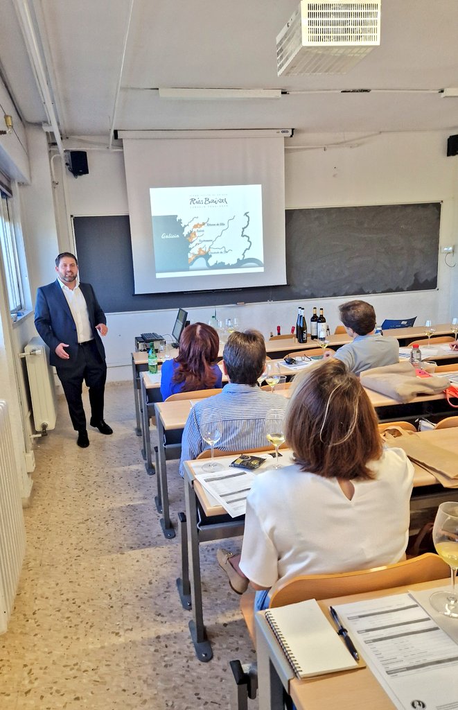 Recorrido por variedades y zonas en una cata de vinos blancos dirigida por Iñaki Fernández de Monteplata. 
Hondarribi Zuri, Albariño, Godello, Garnacha blanca, Verdejo, Tempranillo, Zalema y Listán Blanco.
Curso de Enología en <a href="/quimicasUCM/">Facultad de Químicas UCM</a>.