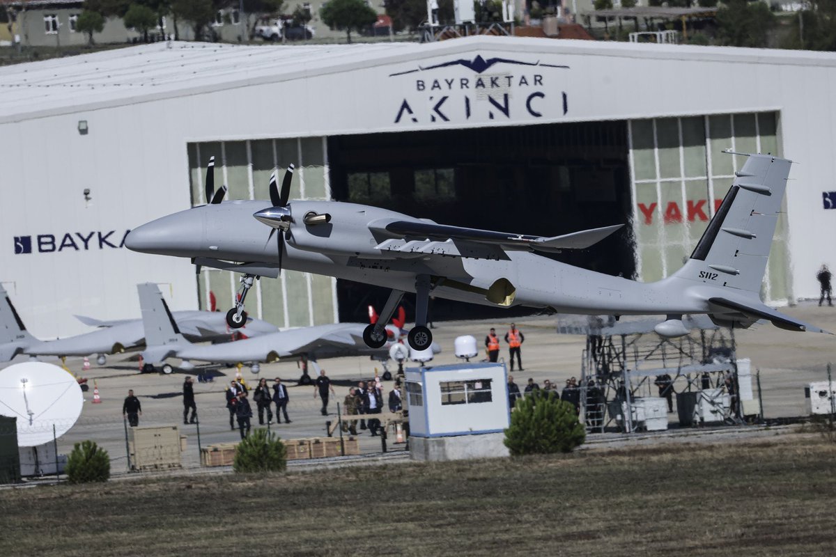 BAYKAR tesislerinde S112 ve S117 kuyruk numaralı AKINCI T/İHA’lar görüntülendi. 

Kaynaklar 100’ün üzerinde AKINCI T/İHA’nın üretildiğini ortaya koydu.
