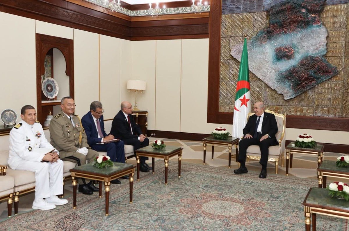 رئيس الجمهورية، السيد <a href="/TebbouneAmadjid/">عبدالمجيد تبون - Abdelmadjid Tebboune</a> القائد الأعلى للقوات المسلحة وزير الدفاع الوطني، يستقبل وزير الدفاع التونسي السيد خالد السهيلي والوفد المرافق له.
🇩🇿🇹🇳