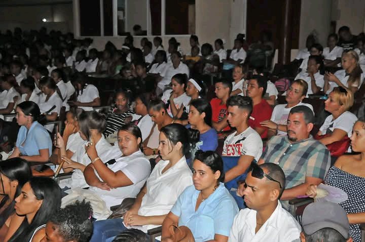DiglerOrtiz's tweet photo. Más de 2100 jóvenes de la provincia Guantánamo sin vínculo estudiantil y laboral participaron juntoa a @yoeaberob1 y @AlisAzahares máximas autoridades políticas y administrativa en el acto de inicio de curso de preparación y formación en diferentes profesiones y oficios. #CDRCuba https://t.co/cdYWBeXzAM