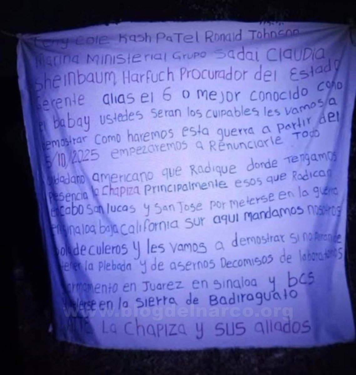 La Chapiza amenazó en Narcomanta al director del FBI, Kash Patel, con asesinar a ciudadanos estadounidenses en Los Cabos, Baja California Sur, culpando a la Presidenta Claudia Sheinbaum y a Omar García Harfuch.

El mensaje parece colocado por otros personajes dando un tinte