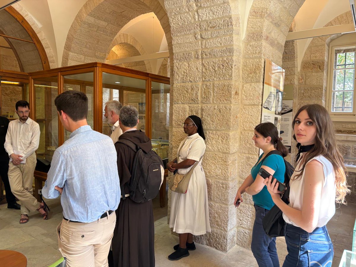 Après une matinée de contextualisation : cours de topographie sur le terrain. Aujourd’hui au menue : le nord de la vielle ville de Jérusalem.
#Bible #Archéology #Jerusalem 
Intéressé par nos cours? -> ebaf.edu