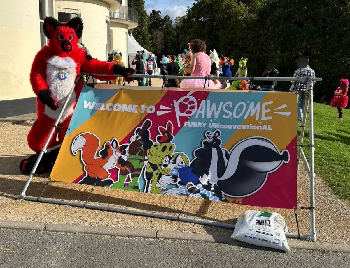 FluffyFelixFurs's tweet image. Fluffy Felix hit the road for Gloucester to
@pawsome_uk
Fur Con the weekend gone 🐾📷Always love meeting other furries and seeing my work out and about! Here’s a look at Felix in action 📷 ⬇️