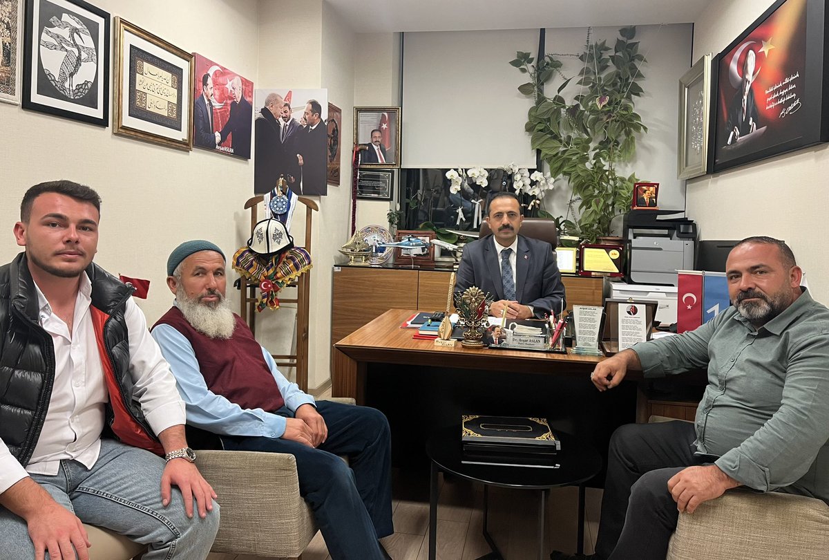 dravsaraslan's tweet image. Kayseri’den ziyaretimize gelen Sn Ahmet Aslan, Sn Halil Karakılçık ve Sn Çağatay Aslan beyleri Bakanlığımızda misafir ettik Kıymetli emmioğullarımın nazik ziyaretlerinden dolayı teşekkür eder, işlerinde bol bereketli kazançlar dilerim💐🇹🇷
#Kayseri #Pınarbaşı #Pazarören #Salı