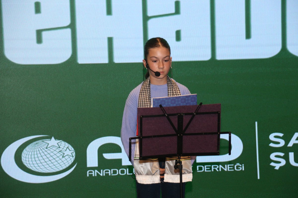 Programımız şiir dinletiler, ezgiler, sinevizyonlar ve coşkuyla devam ediyor