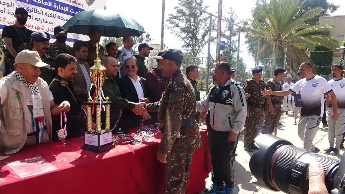 🏐 اختُتمت بطولة الشرطة للكرة الطائرة برعاية وزير الداخلية وإشراف اللواء علي سالم الصيفي، بمشاركة 23 وحدة أمنية و179 لاعباً.

🥇 فاز فريق كلية الشرطة بالمركز الأول،وحل الأمن المركزي ثانياً، وتم تكريم الفِرق واللاعبين المتميزين في الحفل الختامي بحضور عدد من قيادات وزارة الداخلية.