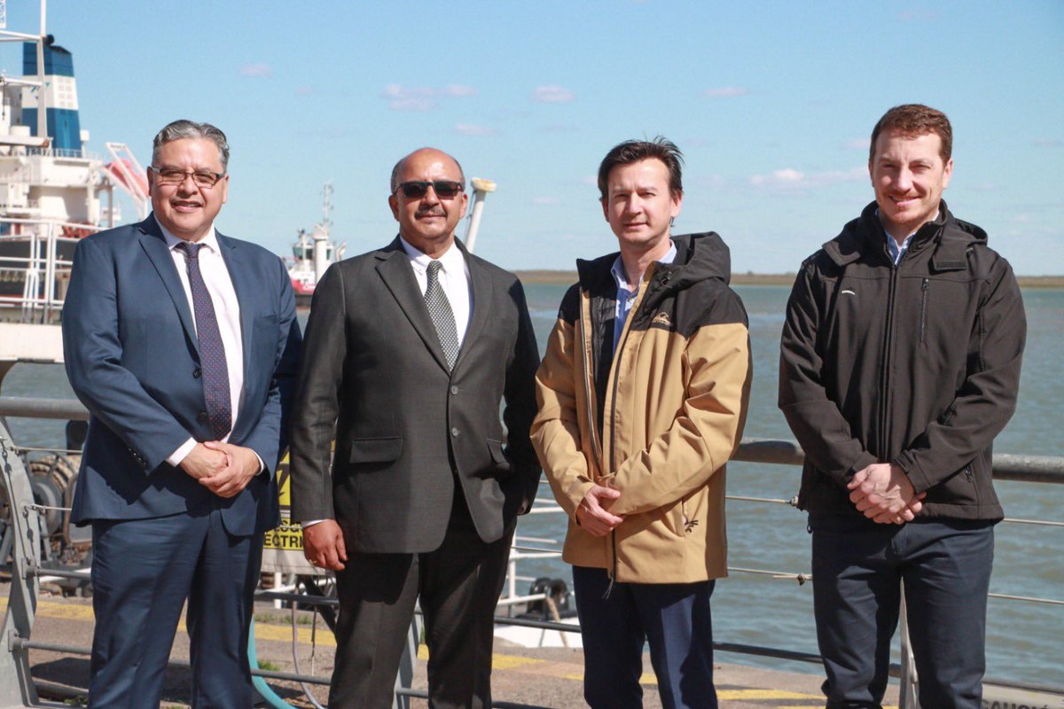 ptobahiablanca's tweet photo. Visita diplomática en el Puerto

Recibimos  al embajador de la India en Argentina, Ajaneesh Kumar, en el #PuertoBahíaBlanca. Durante el encuentro, compartimos la visión estratégica del puerto, su rol clave en el comercio internacional y las oportunidades de cooperación bilateral. https://t.co/rokkM6UbsP