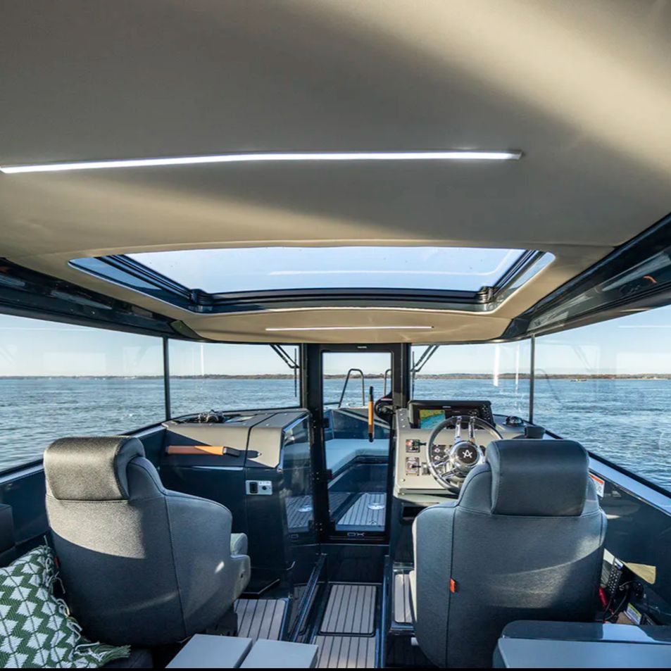 Arksen 28 - Since there are no side decks, the cabin has a walkthrough design with front and rear doors. This makes access to the whole boat safer by obviating the need to get outside...  Watch our review: 
buff.ly/ySuOXN1