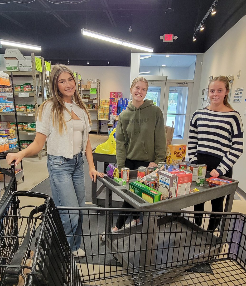 GivingTreeHSSD's tweet image. We are blessed with @BayPortYSL  student's support helping check, sort, shelve and organize the food donations for next week's open pantry day!   Thank you!
@HSSD @BayPortHS
