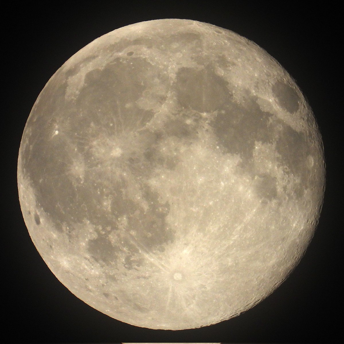 FunkyAppleTree's tweet image. At 99% illuminated, it still looks super! 🌝👌 #London #HuntersMoon #HarvestMoon #supermoon @StormHour @ThePhotoHour @NASAArtemis