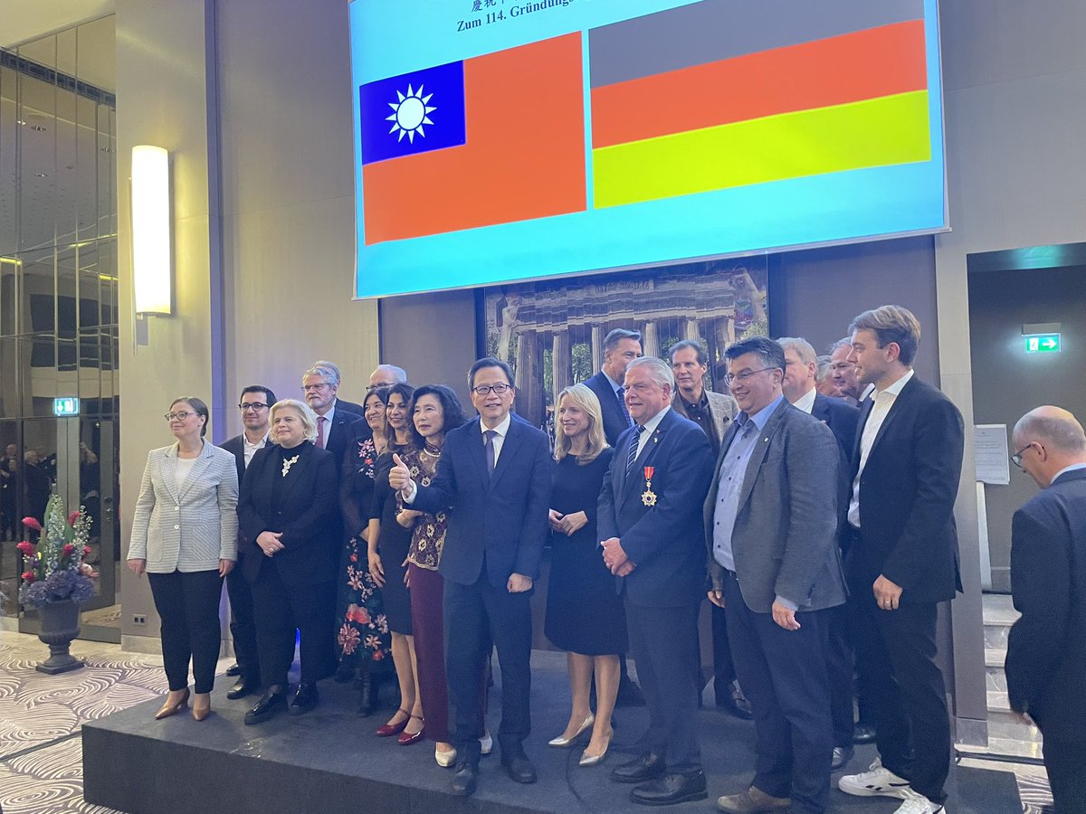 TAIWANatGERMANY's tweet photo. Die Taipeh-Vertretung in der BRD feierte am Dienstag im Waldorf Astoria mit über 400 Gästen den 114. Nationalfeiertag Taiwans – ein herzliches Fest, das die wachsende Freundschaft und Solidarität zwischen Deutschland und Taiwan widerspiegelte. 🇹🇼🇩🇪 https://t.co/1XpuC2KKz3