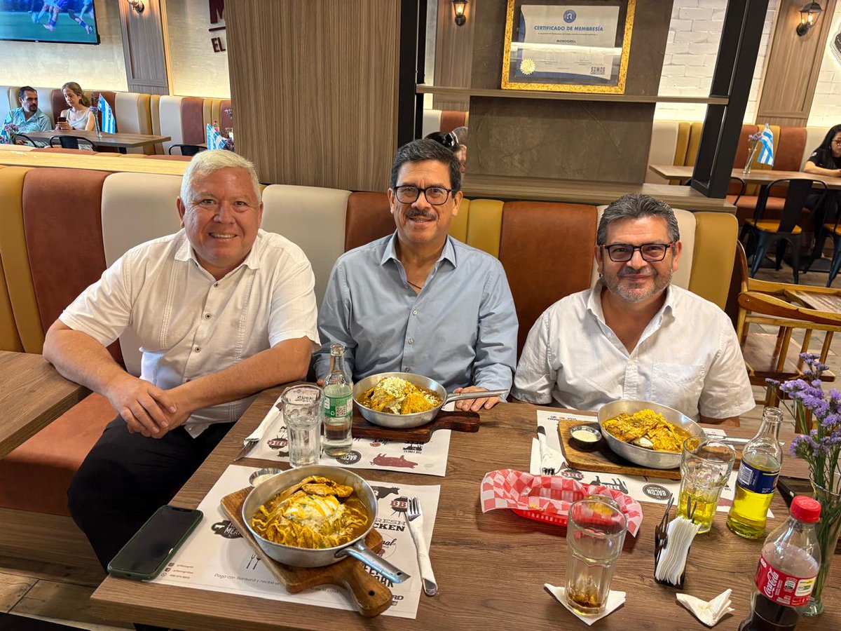 Celebrando el aniversario de <a href="/morogrill/">Morogrill - Restaurante</a> con <a href="/faustortizd/">Fausto Ortiz D</a> y <a href="/panchitoaleman/">Francisco Aleman</a> y disfrutando un sartenazo bien puesto, a solo 3 latitas!!! 😁😁😁 gracias <a href="/FranFerreroMD/">🇪🇨FranFerrero🇪🇨</a> por la atención y la bienvenida!!! Adelante con tus proyectos, con visión y con pasión, todo es posible!!!