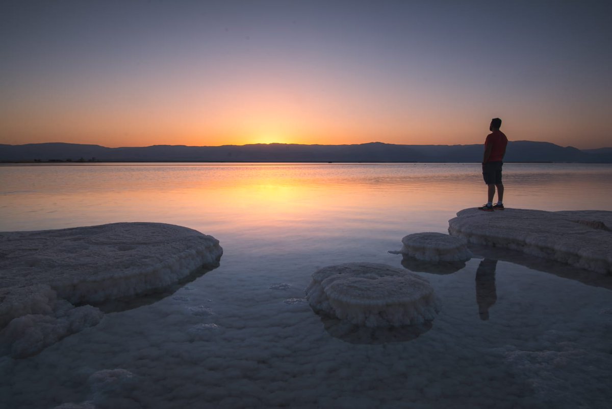 אז אמנם השקיעה כבר מאחורינו, אבל ביום כמו היום אני חושב שמגיע לנו #פידזריחה מורחב

מצד אחד - זריחת הירח המלא מעל הרי סדום
ומהצד השני - זריחה השמש מעל ים המלח