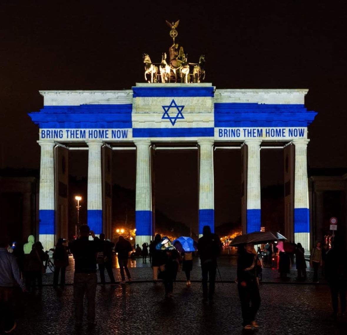 xmedyahaber's tweet photo. - Berlin'deki Brandenburg Kapısı bu gece İsrail bayrağı  ile renklendirildi. https://t.co/TiijwHubnD