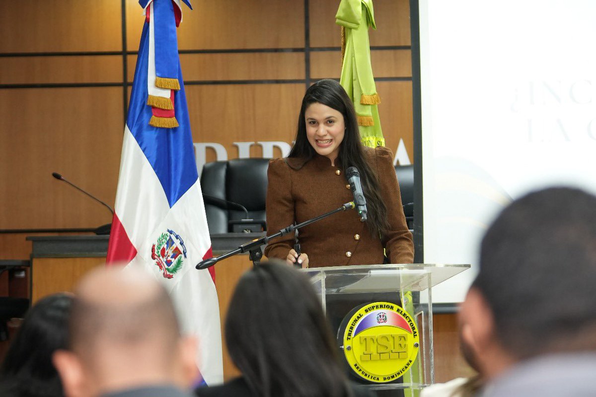 La Mesa Académica del TSE continúa sus sesiones. En esta ocasión, la discusión giró en torno a la pregunta: ¿Inconstitucionalidad de la Constitución? Enriquecedoras discusiones. Seguimos!