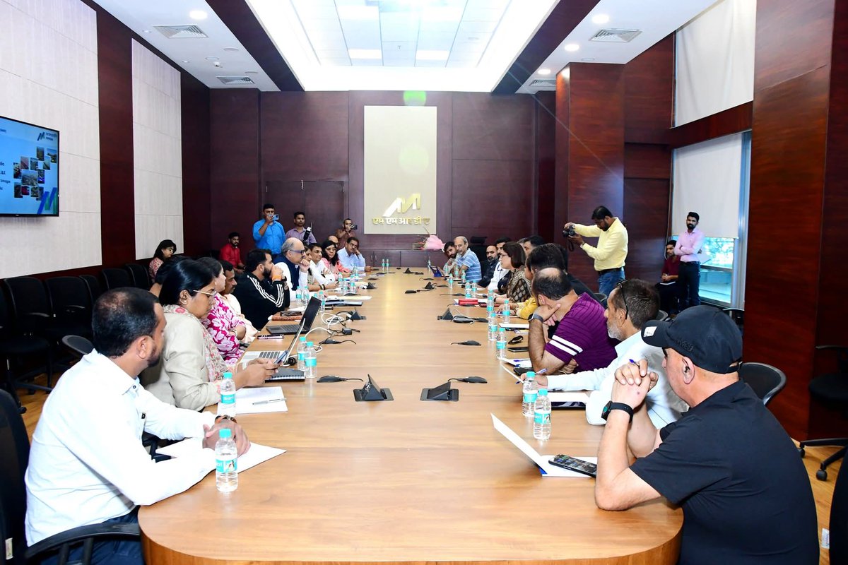 Mumbai's land scarcity still economy is growing &amp; Mumbai is rising
Under leadership of Director PIB Jammu assisted by <a href="/PIBMumbai/">PIB in Maharashtra 🇮🇳</a>, attend  MMRDA conferences in 2017 traffic congestion was 95 % &amp; today reduced to 54% 
Surprised! JDA failed to work despite of having a Land assets.