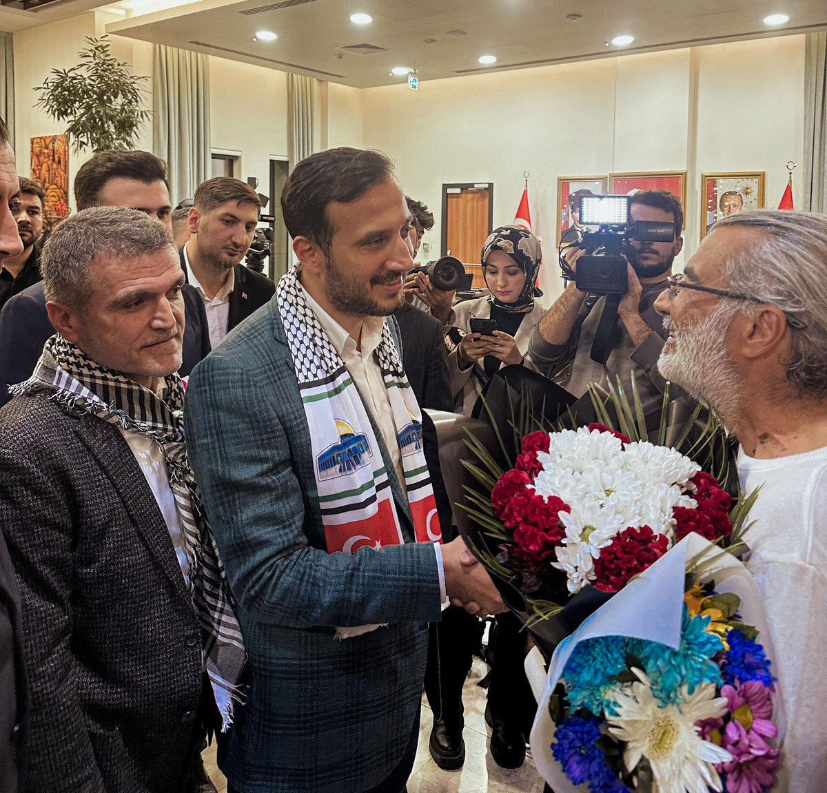 İsrail tarafından uluslararası sularda saldırıya uğrayıp alıkonulan Küresel Sumud Filosu’nda yer alan Türk ve uluslararası aktivistlerin ikinci kafilesini, İl Başkanımız Abdullah Özdemir ve teşkilatımızla birlikte İstanbul Havalimanı’nda karşıladık.

Gazze’ye destek için yola