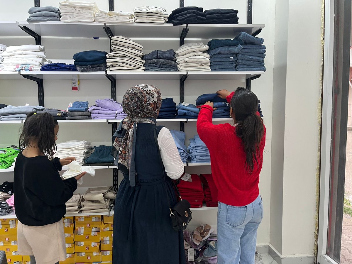 Kızılay Butik’te her parça, bir insanın hayatına dokunur; üşüyen bir yüreği ısıtır, bir tebessümü geri getirir.

Burada alışveriş değil, dayanışma var. Burada etiket değil, insan onuru önemli.

Her gün binlerce ihtiyaç sahibi, Kızılay Butik’lerde giyinirken; bizler de iyiliğin ne