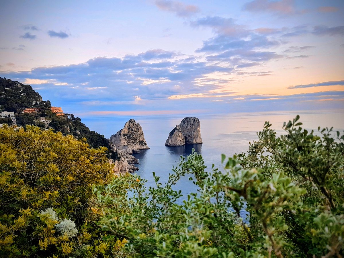 loremj16's tweet photo. 💙 “Donde el tiempo se detiene y el alma respira: Capri.”  Recuerdos de un viaje memorable. 
#Capri #Italia #naturaleza #hacerfotos #ThePhotoHour  #traveling #Italy https://t.co/kBAAkq2PjM