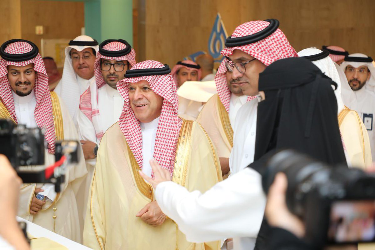 dr_hindmsh's tweet image. نُسدل الستار على أيام حافلة بالعلم والطاقة والعمل الجماعي الرائع 👏🏻 انتهى مؤتمرنا العلمي الخامس للصيدلة ولكن الأثر الجميل باقٍ 🌟 كل الشكر والتقدير لفريق العمل الجبار الذي أثبت أن النجاح لا يصنعه فرد بل يصنعه فريق يؤمن بهدف واحد 💪🏻✨ إلى لقاء قادم يحمل إنجازات أكبر ونجاحات أجمل…