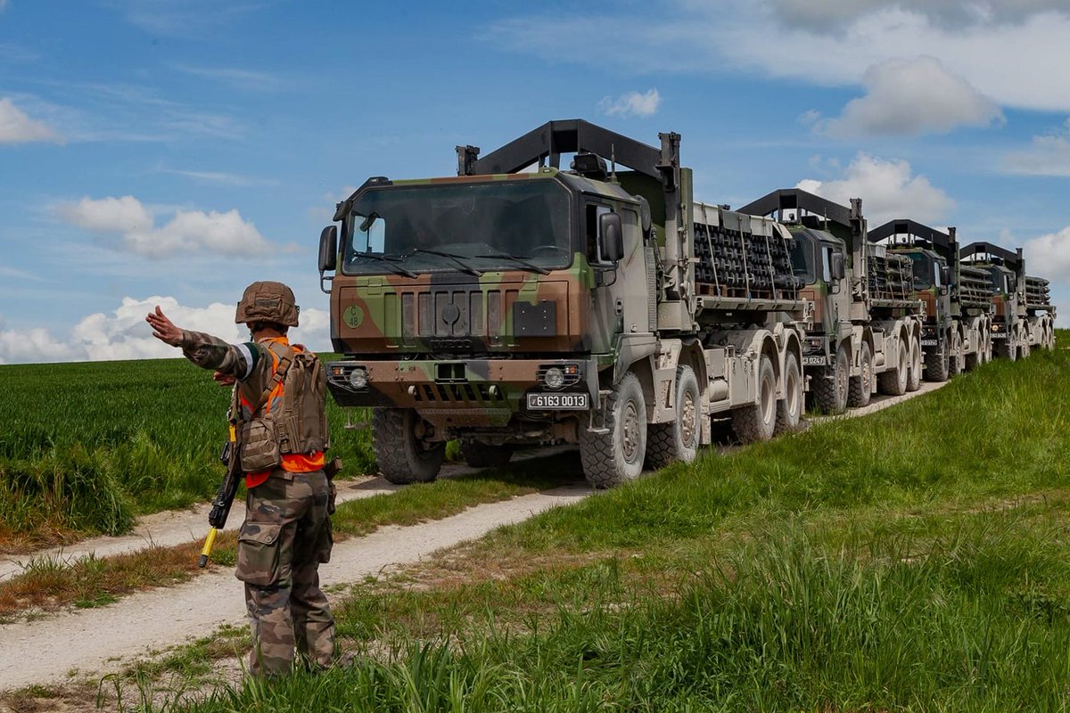 pascalbtr's tweet photo. 2026 , l'année de la LOG, création : 
- d'une brigade de soutien divisionnaire (à partir de la @BrigadeLOG ) 
- d'un régiment de circulation (anciennement 601e et 602e RCR)
- d'un régiment d'appui-mobilité des blindés (anciennement 516e et 517e RT)
Où est-ce que je (re)signe ? 😉 https://t.co/Gbb3BNyP83
