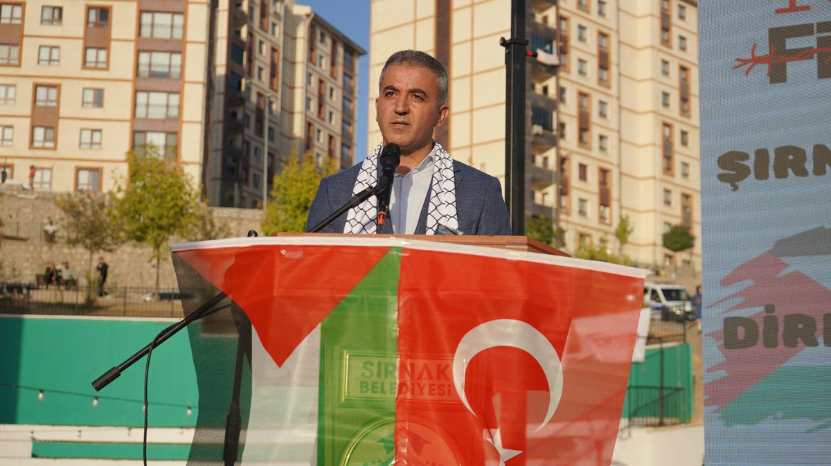 #UmudGazzedeYaşar 

Ey Gazze bedenleriniz parçalanırken, şehirleriniz bombalanırken, evleriniz yağmalanırken Allah'la beraber olmayı siz bize öğrettiniz.

Sabrın ateşinde pişen asaletinizi bir bayrak gibi insanlığın gönderine siz diktiniz.