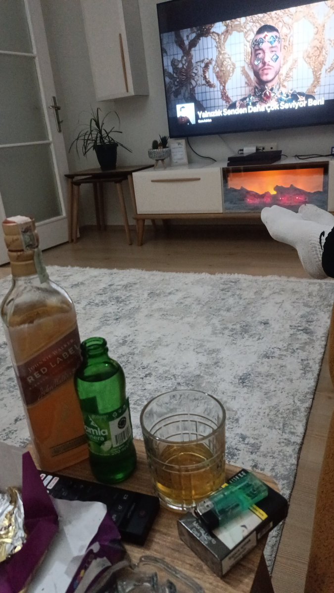 an0rmalite's tweet photo. Rahmetli bi arkadaşımla goygoyunu çeviriyorduk bu red label esnaf viskisi falan diye 
Ben esnaflığa döndüm de geri dönülmüyor ruhu şad olsun iyi adamdı https://t.co/uZ0AoYKlh2