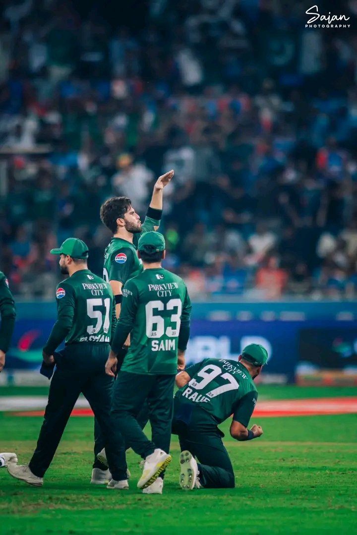 saim__________'s tweet image. Cameraman didn&apos;t show this celebration man wtf