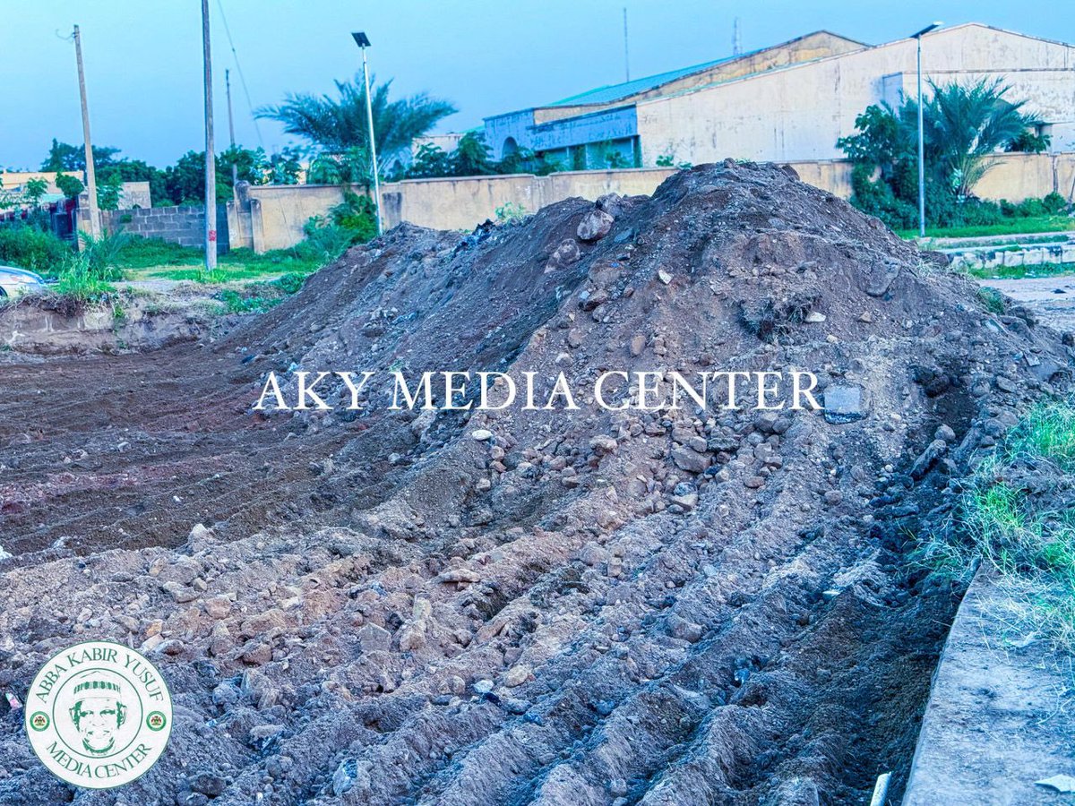 Kk_frontline's tweet image. FARM CENTER ROADS…..
Cosgrove has commenced the reconstruction of Farm Centre Roads this evening. The project was awarded by Gov. Abba K Yusuf on Friday, 3/10/2025, and contractors have mobilized to site today, 7/10/2025.

#AbbaIsWorking.