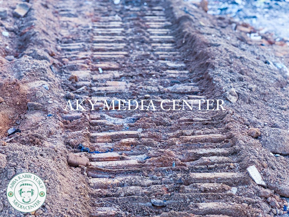 Kk_frontline's tweet image. FARM CENTER ROADS…..
Cosgrove has commenced the reconstruction of Farm Centre Roads this evening. The project was awarded by Gov. Abba K Yusuf on Friday, 3/10/2025, and contractors have mobilized to site today, 7/10/2025.

#AbbaIsWorking.