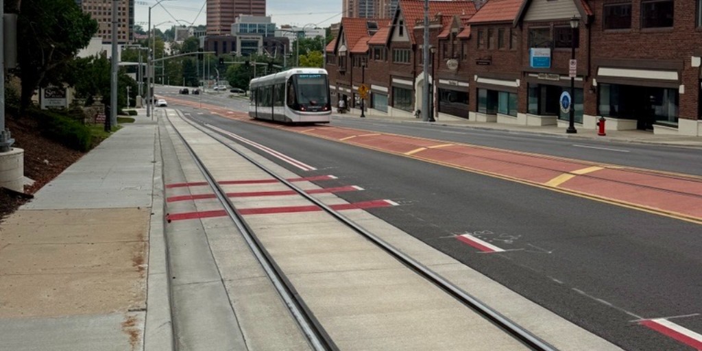 BuildKCSC's tweet image. Red bars = no cars 🚫

Transit-only lanes are now on the #kcstreetcar Main St. Ext.! 

Lanes with red concrete or pavement markings are designated for streetcars &amp;amp; @RideKCTransit. 🚆🚍

More: 
@KansasCity: ow.ly/FZzU50Wh1ki
@kcstreetcar: ow.ly/uLon50Wh1kh
#Ridein2025
